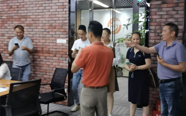 八人圆桌会议4-相互引荐.jpg